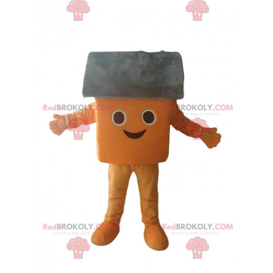 Mascot klein oranje en grijs huis erg glimlachend -