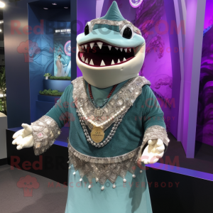  Shark w kostiumie maskotki...