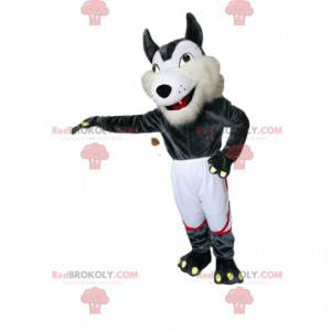 Mascote de lobo cinza e branco com shorts esportivos brancos -
