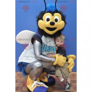 Mascote mosca azul e preto em roupas esportivas - Redbrokoly.com