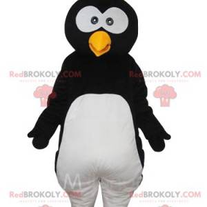 Mascota divertida del pingüino con una bocanada en la cabeza -