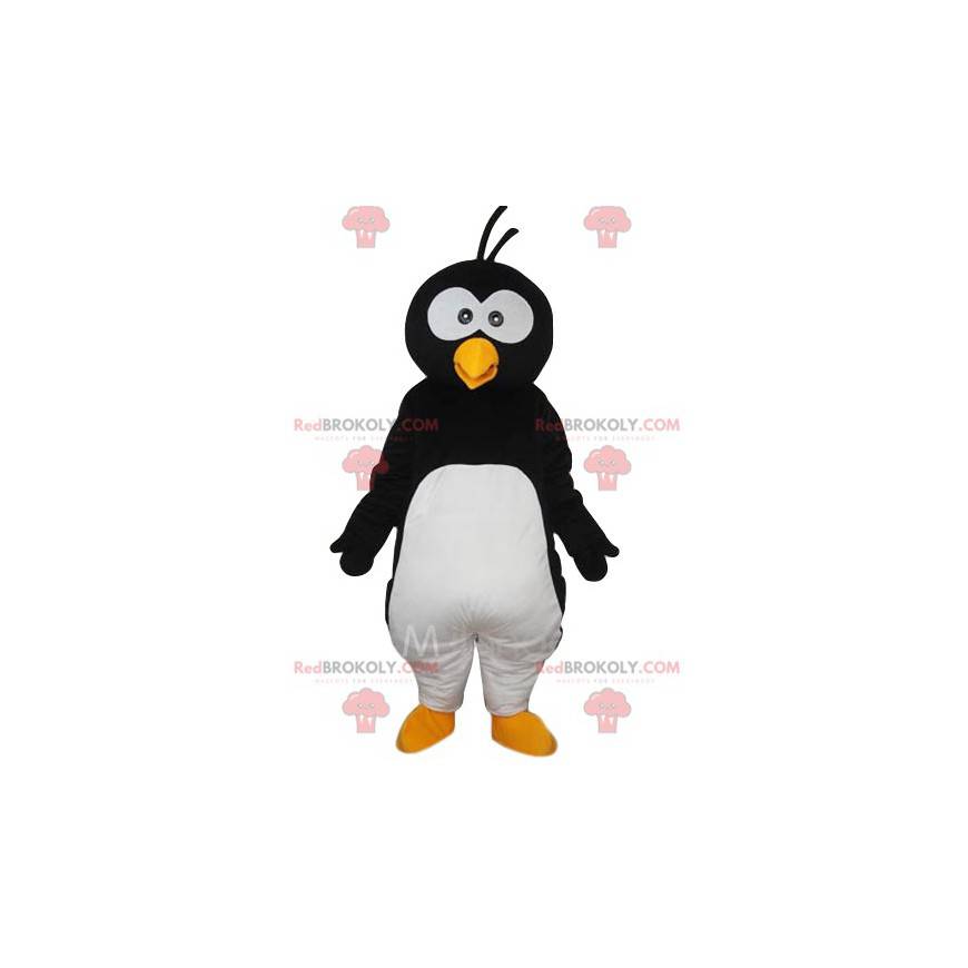 Lustiges Pinguin-Maskottchen mit einem Zug auf dem Kopf -
