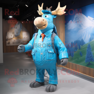 Personaje de traje de mascota Blue Elk vestido con un impermeable y tirantes