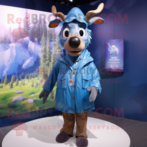 Personaje de traje de mascota Blue Elk vestido con un impermeable y tirantes