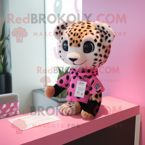 Rosa Cheetah maskot drakt figur kledd med en grafisk t-skjorte og lommeruter