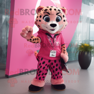 Rosa Cheetah maskot drakt figur kledd med en grafisk t-skjorte og lommeruter