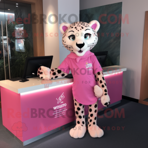 Personaje de disfraz de mascota de guepardo rosa vestido con una camiseta gráfica y pañuelos de bolsillo