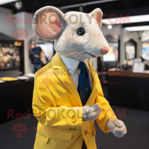 Personaje de disfraz de mascota de rata amarilla vestido con una chaqueta de traje y gemelos