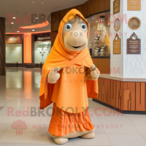 Beige oransje maskot drakt figur kledd med cover-up og sjal