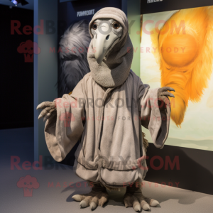 Grå Dodo Bird maskot drakt figur kledd med parka og sjal