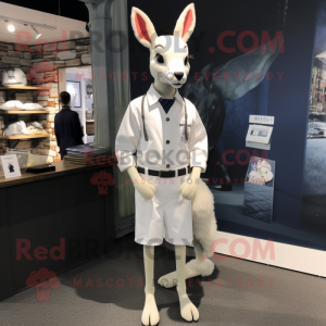 Personaje de traje de mascota White Roe Deer vestido con una camisa Oxford y clips para zapatos