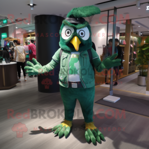 Forest Green Owl maskot drakt figur kledd med en skinny jeans og hårnåler