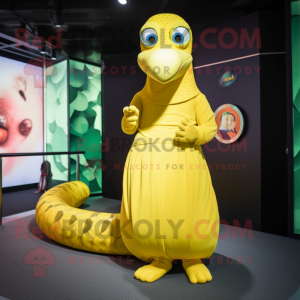 Gul Anaconda maskot drakt figur kledd med en Maxikjole og fotputer