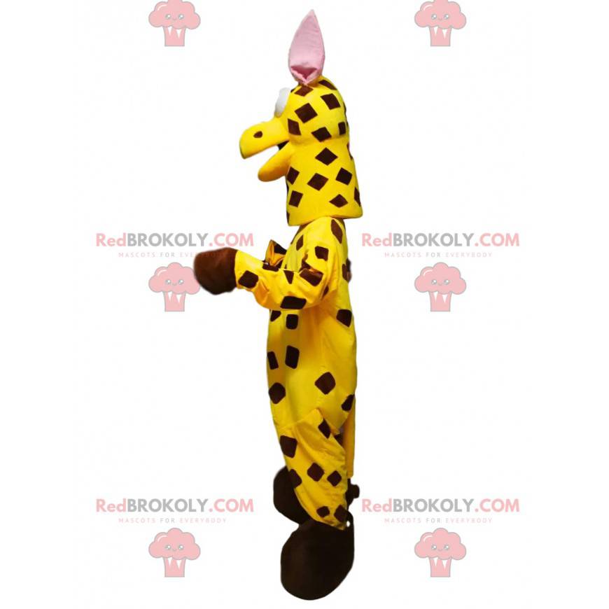 Mascota jirafa con un abrigo amarillo brillante original. -