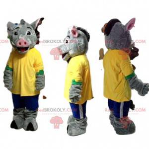 Mascota de jabalí gris con una camiseta amarilla y pantalones