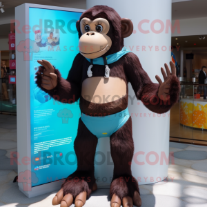 Personaje de traje de mascota de chimpancé marrón vestido con un traje de baño de una pieza y relojes digitales