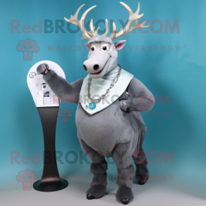 Sølv elg maskot drakt figur kledd med en skjedekjole og smartklokker