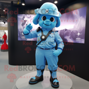 Personaje de traje de mascota Sky Blue Commando vestido con una minifalda y gemelos