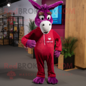 Personaje de disfraz de mascota burro magenta vestido con joggers y pañuelos de bolsillo