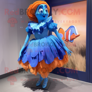 Personaje de disfraz de mascota Blue Clown Fish vestido con un mini vestido y clips para zapatos