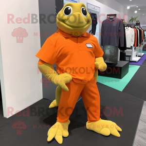 Personaje de traje de mascota de tortuga marina naranja vestido con pantalones y clips para zapatos