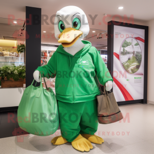 Personaje de disfraz de mascota de cisne verde vestido con una sudadera con capucha y bolsos de mano