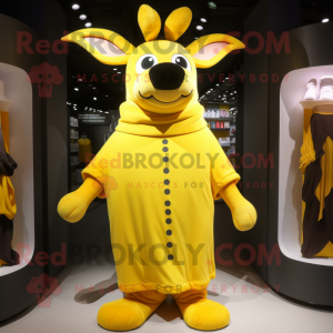Personaje de traje de mascota de reno amarillo vestido con un encubrimiento y fajines