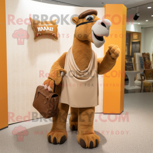 Personaje de traje de mascota de camello marrón vestido con una camiseta henley y bolsos
