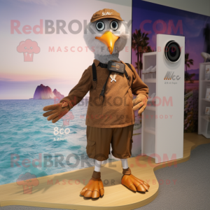 Personaje de traje de mascota Brown Gull vestido con pantalones cortos y relojes inteligentes