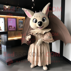 Personaje de traje de mascota de murciélago beige vestido con una falda plisada y bolsos de embrague