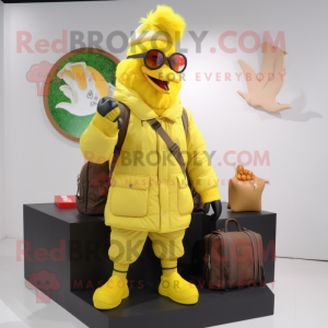 Personaje de disfraz de mascota de gallo amarillo limón vestido con una parka y carteras