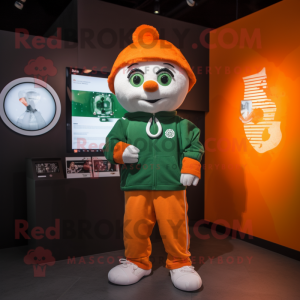 Oransje irsk flagg maskot kostyme karakter kledd med hettegenser og armbånd klokker