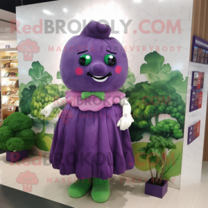 Personaje de traje de mascota de brócoli morado vestido con un vestido de línea A y aretes