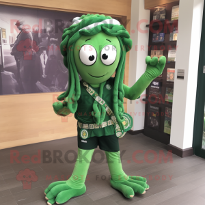 Personaje de disfraz de mascota Medusa verde bosque vestido con una camiseta de rugby y clips para bufanda