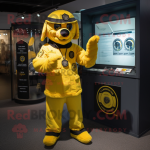 Personaje de traje de mascota Yellow Navy Seal vestido con un mono y anillos