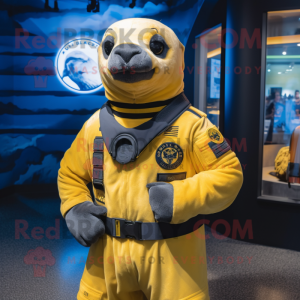 Personaje de traje de mascota Yellow Navy Seal vestido con un mono y anillos