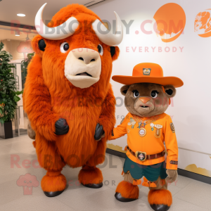 Personaje de traje de mascota Orange Bison vestido con un mini vestido y boinas