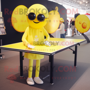 Personaje de mascota de mesa de ping pong amarillo limón vestido con pantalones de yoga y gafas de lectura