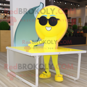 Personaje de mascota de mesa de ping pong amarillo limón vestido con pantalones de yoga y gafas de lectura