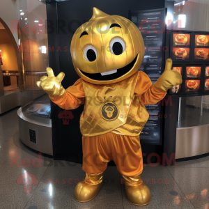 Personaje de disfraz de mascota de calabaza dorada vestido con un mono y pulseras