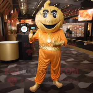 Personaje de disfraz de mascota de calabaza dorada vestido con un mono y pulseras
