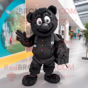 Personaje de disfraz de mascota Black But vestido con un mono y mochilas