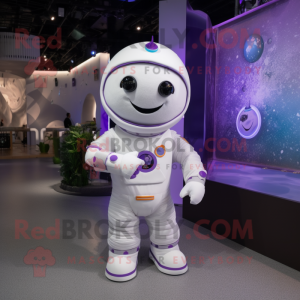 Lavendel astronaut maskot drakt-karakter kledd med en vest og cummerbunds