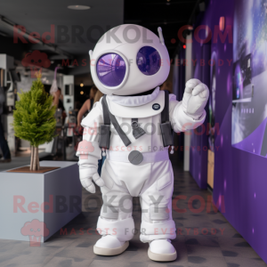Personaje de disfraz de mascota Lavender Astronaut vestido con un chaleco y fajines