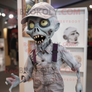 Personaje de disfraz de mascota Silver Zombie vestido con peto y alfileres de sombrero