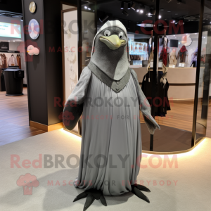 Grå pingvinmaskot drakt figur kledd med aftenkjole og belter