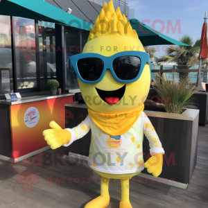 Personaje de traje de mascota de ceviche amarillo vestido con una camiseta de manga larga y gafas de sol