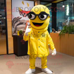 Gul Ceviche maskot kostyme kledd med en langermet t-skjorte og solbriller
