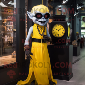 Gul vampyrmaskot kostyme karakter kledd med en skjedekjole og armbåndsur