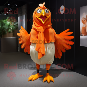 Personaje de disfraz de mascota de Orange Roosters vestido con pantalones cortos y chales